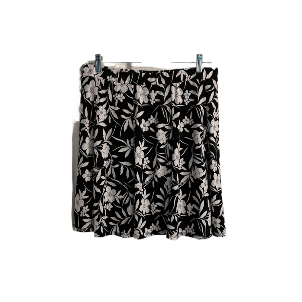 Susan Graver skort size large liquid knit fabric